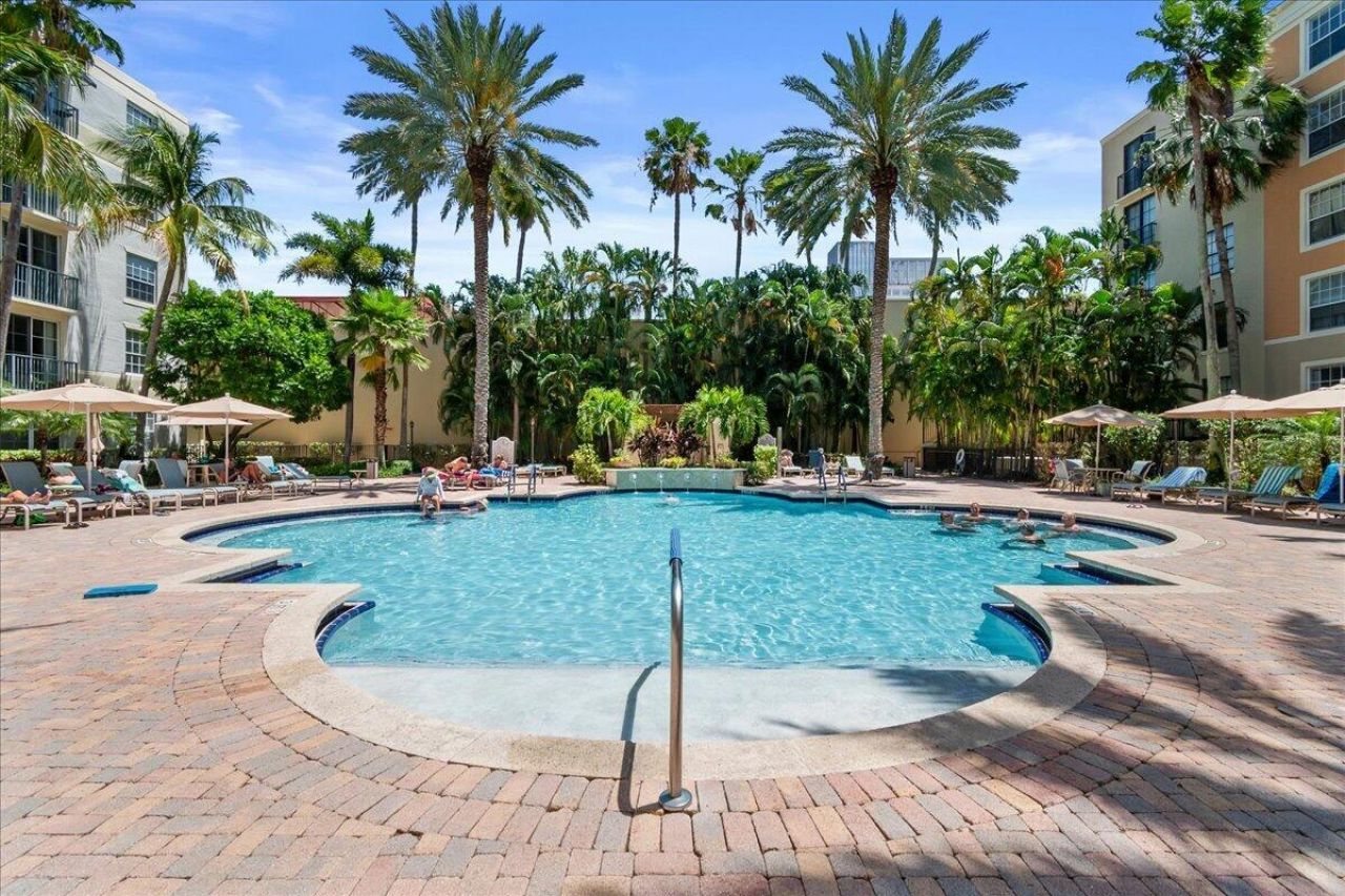 720 S Sapodilla Avenue, Unit 204, West Palm Beach, FL 33401 Photo