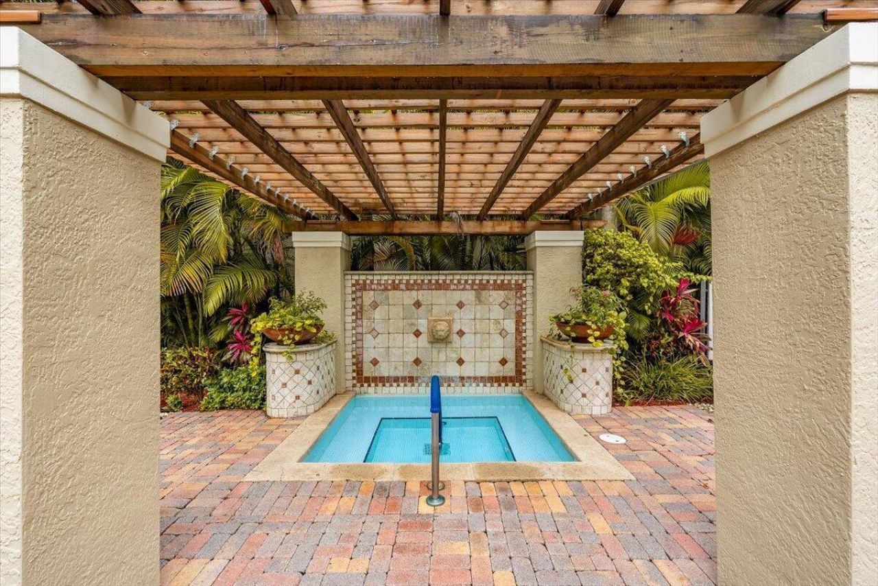720 S Sapodilla Avenue, Unit 204, West Palm Beach, FL 33401 Photo