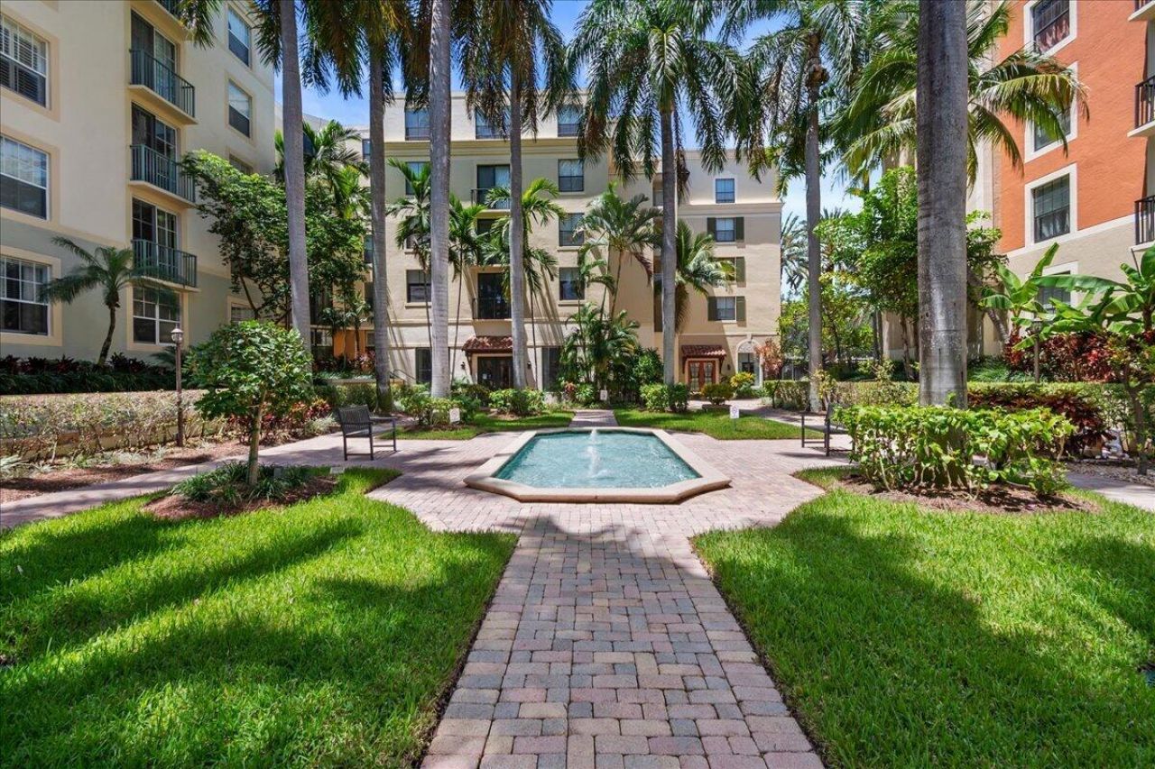 720 S Sapodilla Avenue, Unit 204, West Palm Beach, FL 33401 Photo