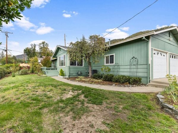 945 NE Beacon Drive, Grants Pass, OR 97526