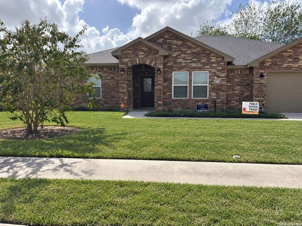 1001 Bluecrest, Beeville, TX 78102