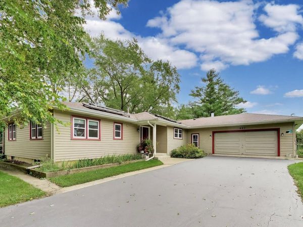 427 W Helen Road , Palatine, IL 60067