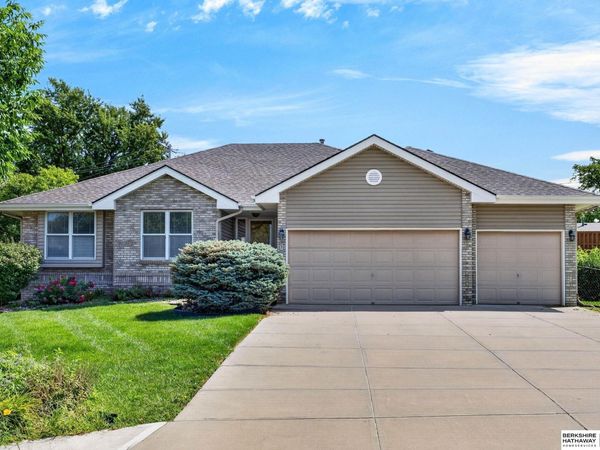 9102 S Glenview Drive, La Vista, NE 68128