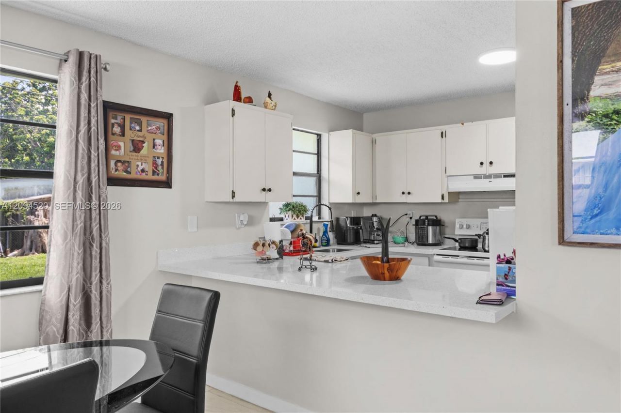 2934 NW 94th St , Unit 2934, Miami, FL 33147 Photo