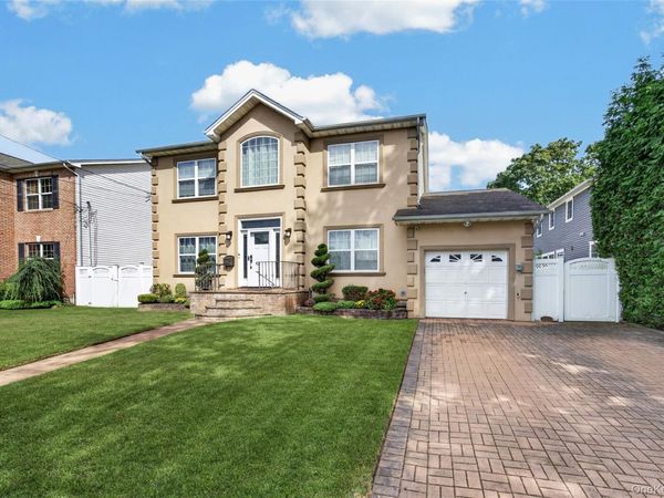 1001 Orion Court , Merrick, NY 11566