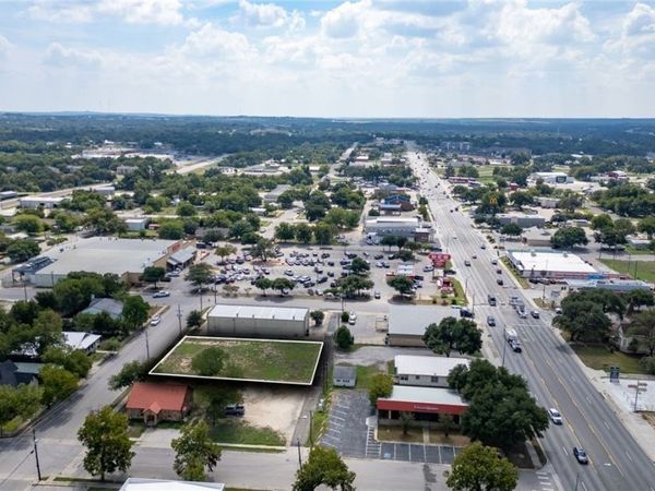 606 S Chestnut Street , Lampasas, TX 76550