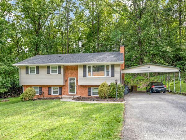 729 Dawnridge LN , Troutville, VA 24175