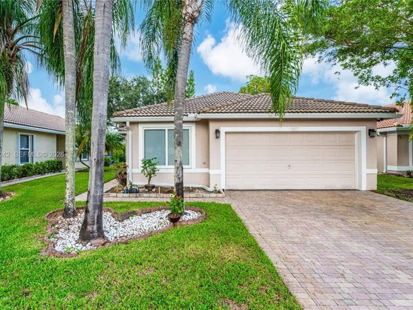 11817 SW 7th St , Pembroke Pines, FL 33025