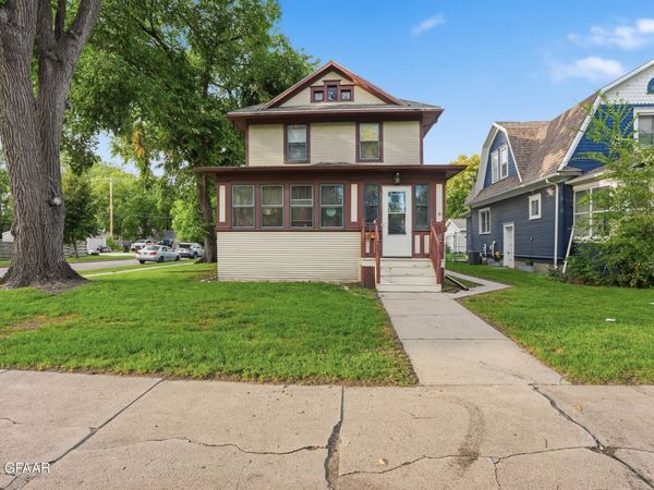 1424 UNIVERSITY Avenue , Grand Forks, ND 58203