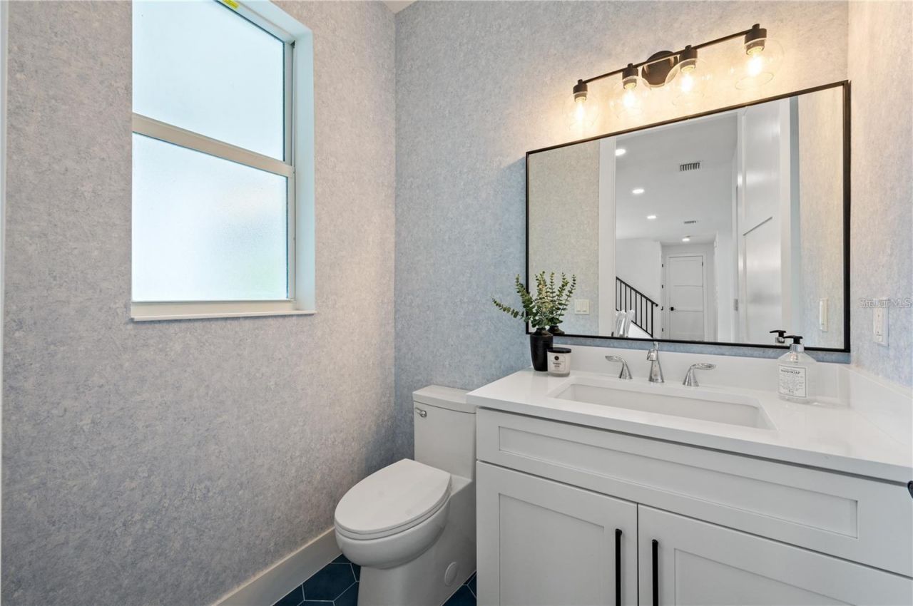 1647 Siesta Drive, Sarasota, FL 34239 Photo