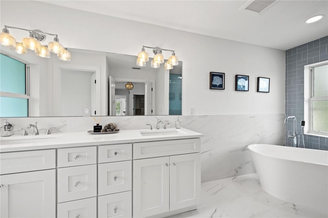1647 Siesta Drive, Sarasota, FL 34239 Photo