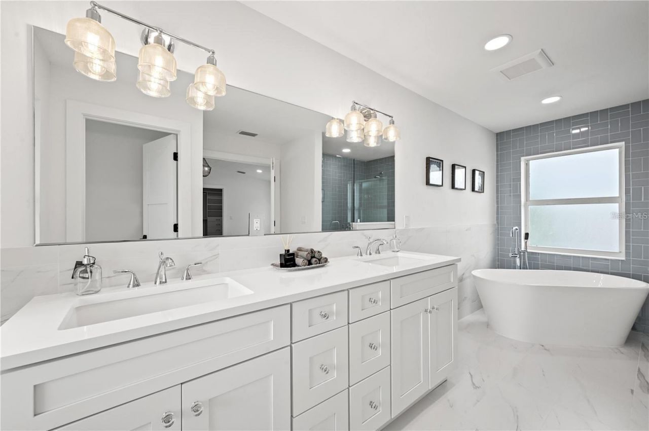 1647 Siesta Drive, Sarasota, FL 34239 Photo