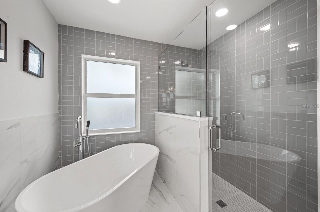 1647 Siesta Drive, Sarasota, FL 34239 Photo