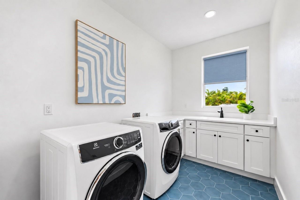 1647 Siesta Drive, Sarasota, FL 34239 Photo