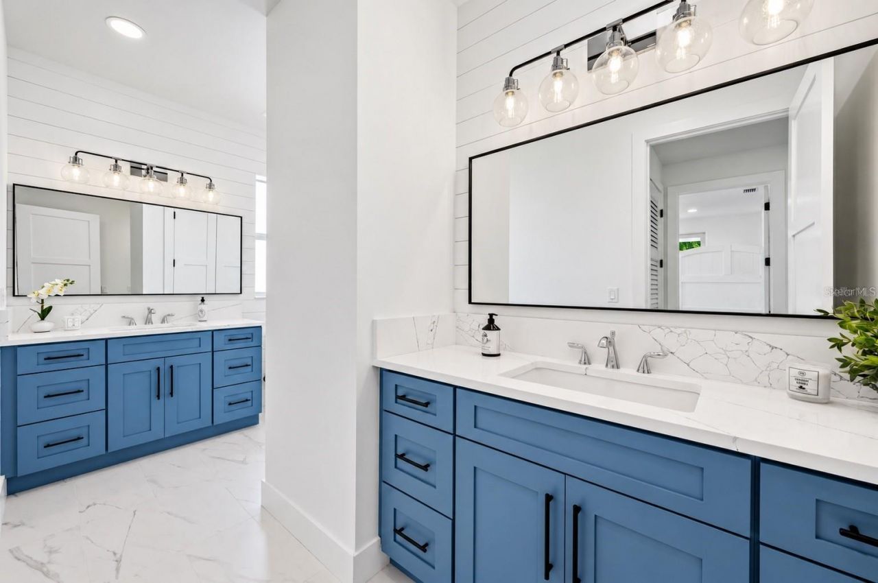 1647 Siesta Drive, Sarasota, FL 34239 Photo