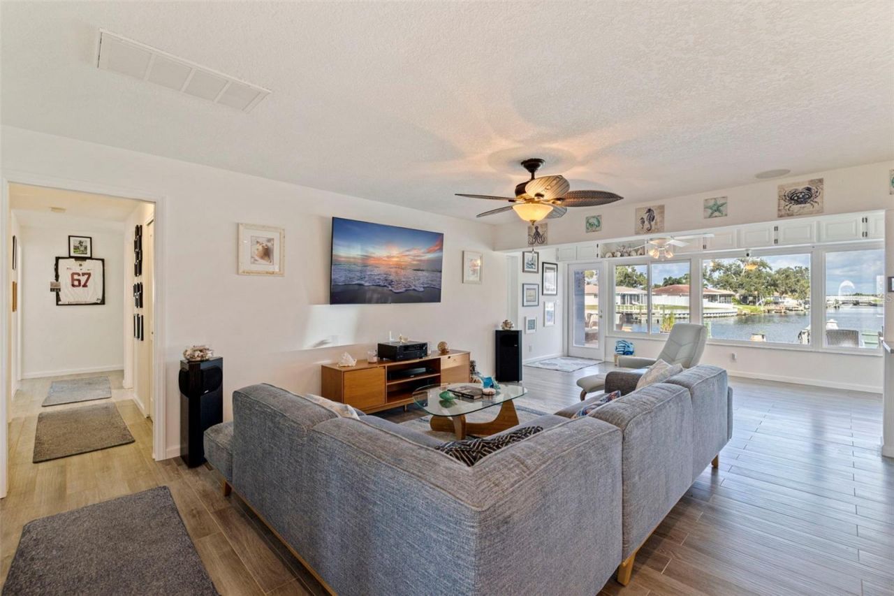 1894 Tanglewood Drive Ne, Saint Petersburg, FL 33702 Photo
