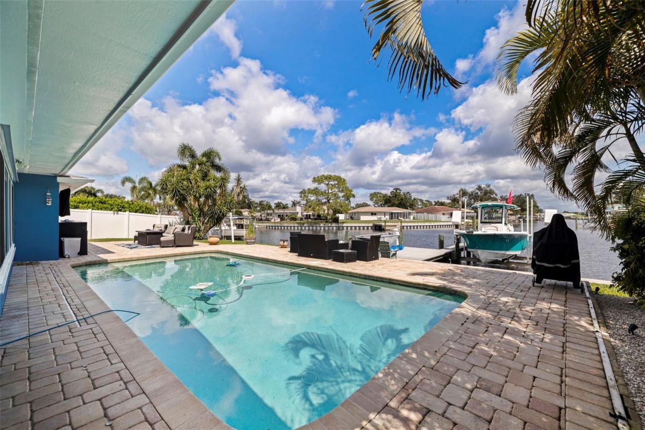 1894 Tanglewood Drive Ne, Saint Petersburg, FL 33702 Photo