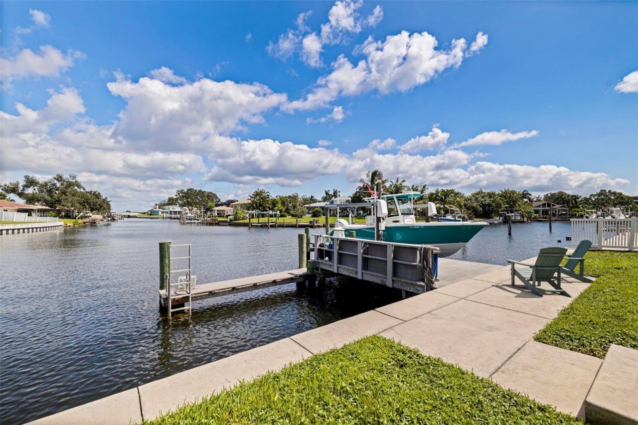 1894 Tanglewood Drive Ne, Saint Petersburg, FL 33702 Photo