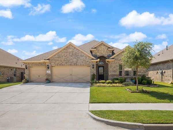 1109 Whispering Hill Drive, Mansfield, TX 76063