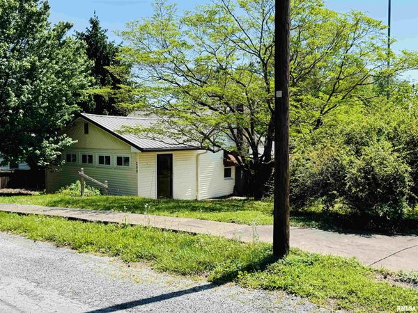208 W POPLAR Street, Cobden, IL 62920