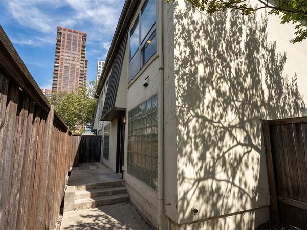 4414 Buena Vista Street , Unit 17, Dallas, TX 75205