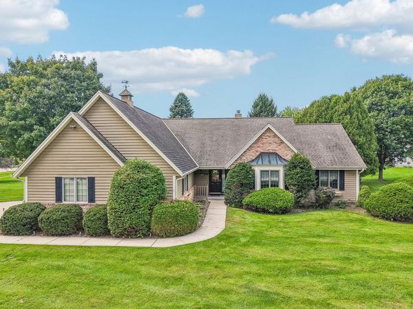 435 Nickelby Ct, Delafield, WI 53018