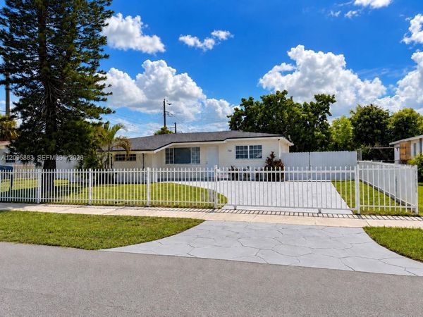 710 NW 176th Ter , Miami Gardens, FL 33169