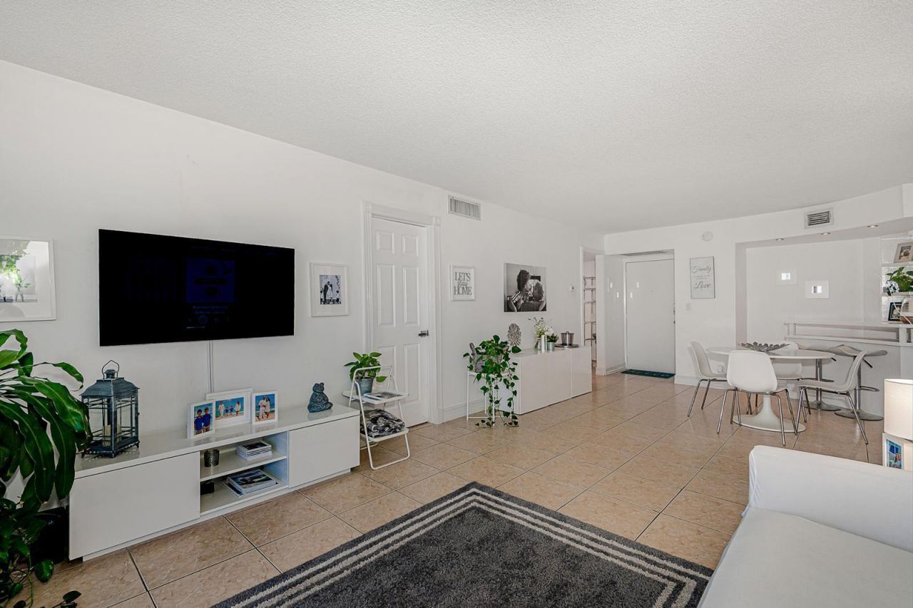 3475 N Country Club Drive, Unit 807, Aventura, FL 33180 Photo