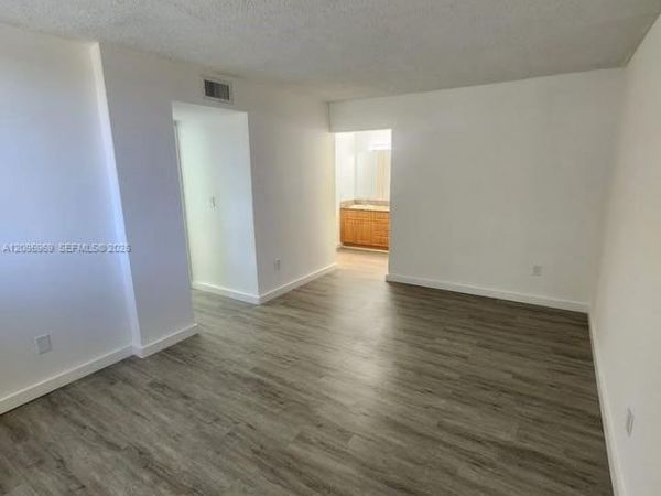 8889 N Fontainebleau Blvd , Unit 211, Miami, FL 33172