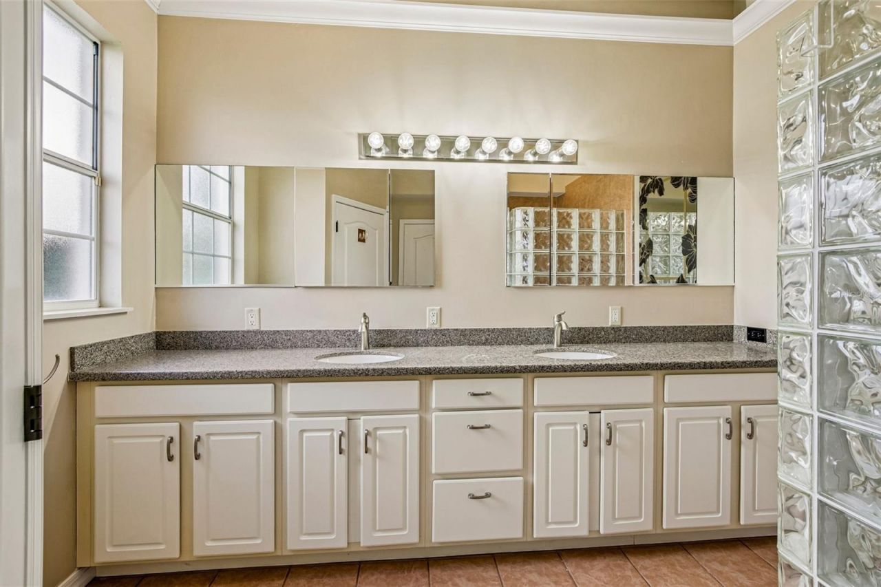 5814 Fairwoods Circle , Sarasota, FL 34243 Photo