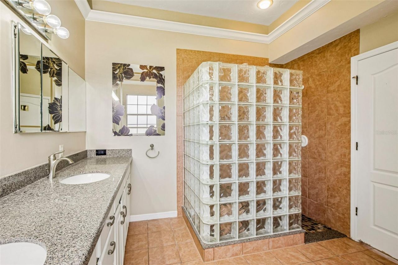 5814 Fairwoods Circle , Sarasota, FL 34243 Photo