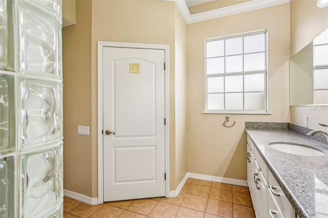 5814 Fairwoods Circle , Sarasota, FL 34243 Photo