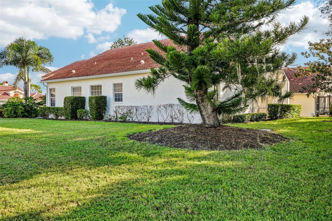 5814 Fairwoods Circle , Sarasota, FL 34243 Photo