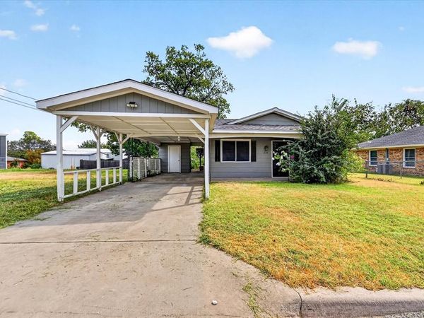 208 D Street , Whitesboro, TX 76273