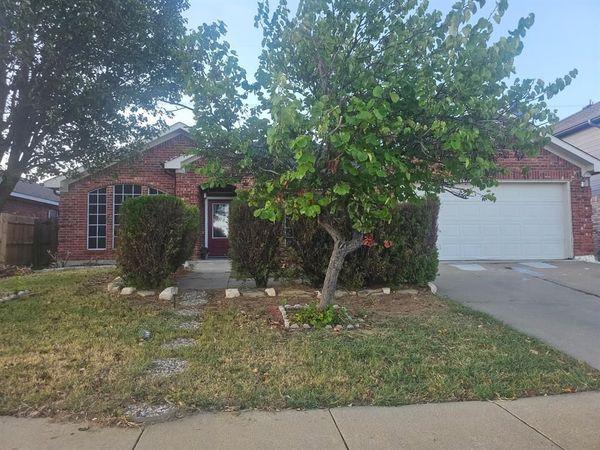 311 Kingfisher Lane, Arlington, TX 76002
