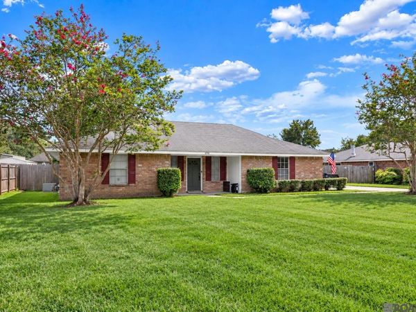 9944 Banway Dr, Central, LA 70739