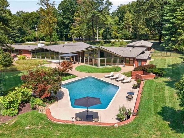 1300 Log Cabin Lane, Ladue, MO 63124