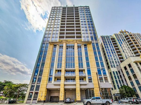 700 N Larrabee Street , Chicago, IL 60654