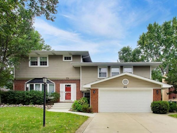 1914 N Burke Drive , Arlington Heights, IL 60004