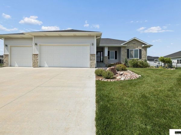 1426 E 9th Street, Hickman, NE 68372