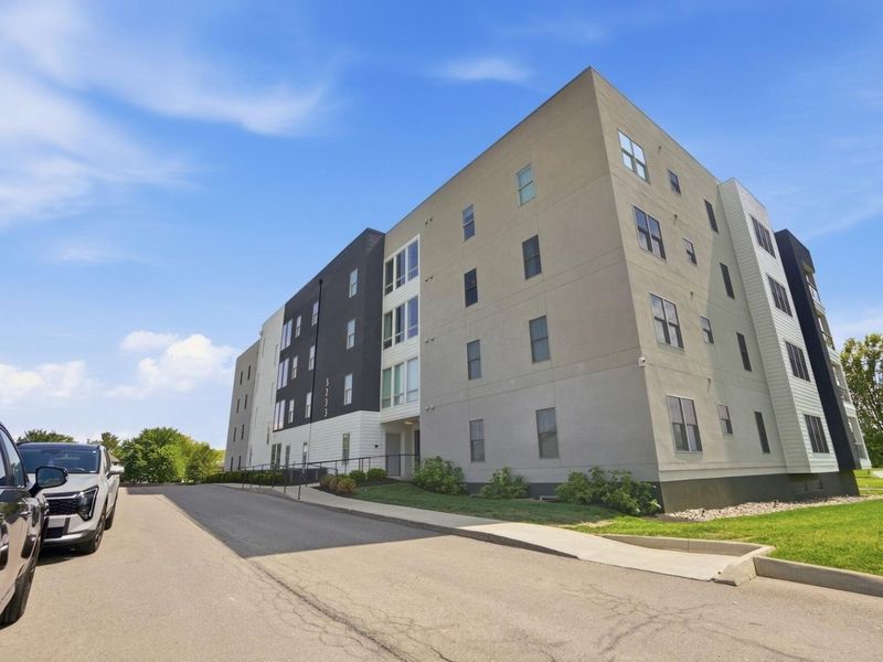 5233 Highpointe Lakes Drive, Unit 202, Westerville, OH 43081 Photo 2