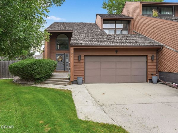201 CIRCLE HILLS Drive , Grand Forks, ND 58201