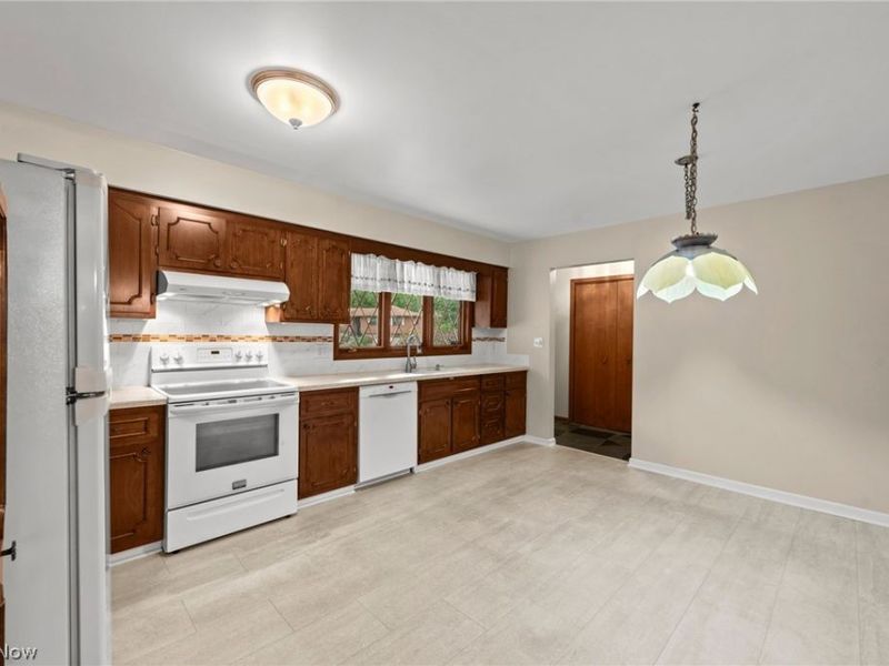 7833 Valley Villas Drive, Parma, OH 44130 Photo 11