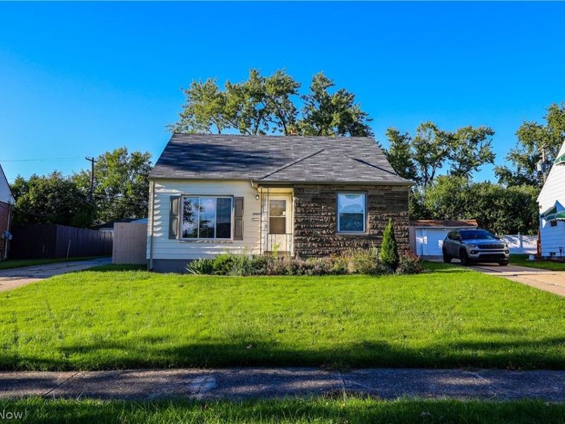 20657 Bowling Green Road , Maple Heights, OH 44137 Photo 2