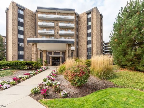2202 Acacia Park Drive, Unit 2502, Lyndhurst, OH 44124
