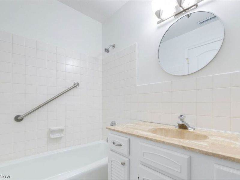 2202 Acacia Park Drive, Unit 2502, Lyndhurst, OH 44124 Photo 13