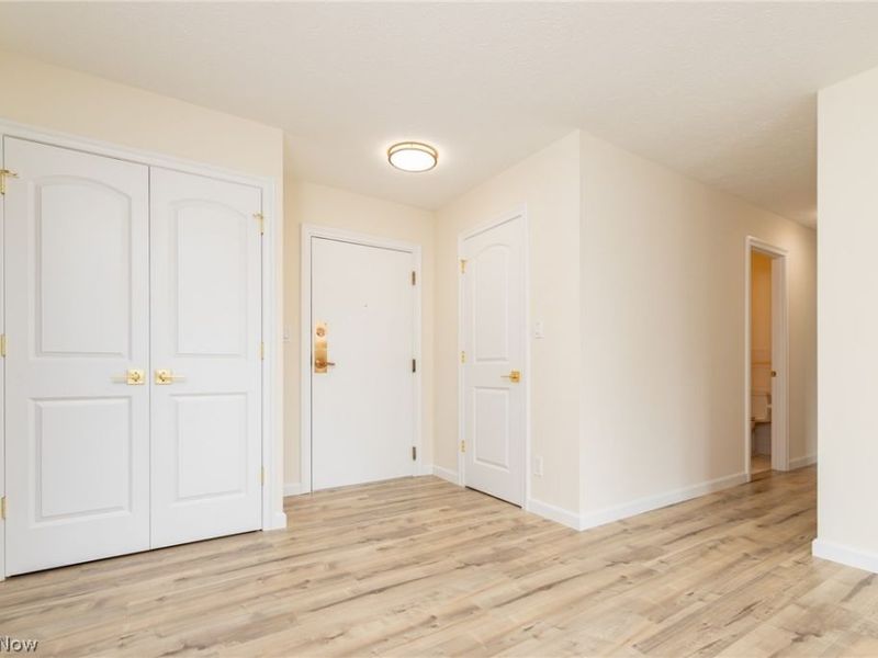 2202 Acacia Park Drive, Unit 2502, Lyndhurst, OH 44124 Photo 2