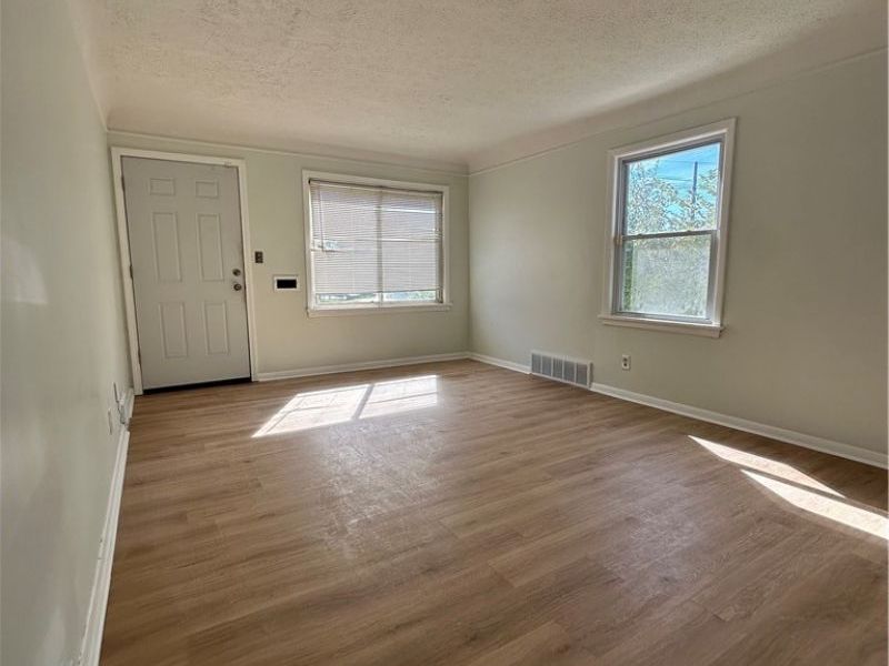16207 Miles Avenue , Cleveland, OH 44128 Photo 4