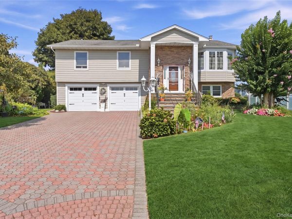 121 Drake Court , West Islip, NY 11795