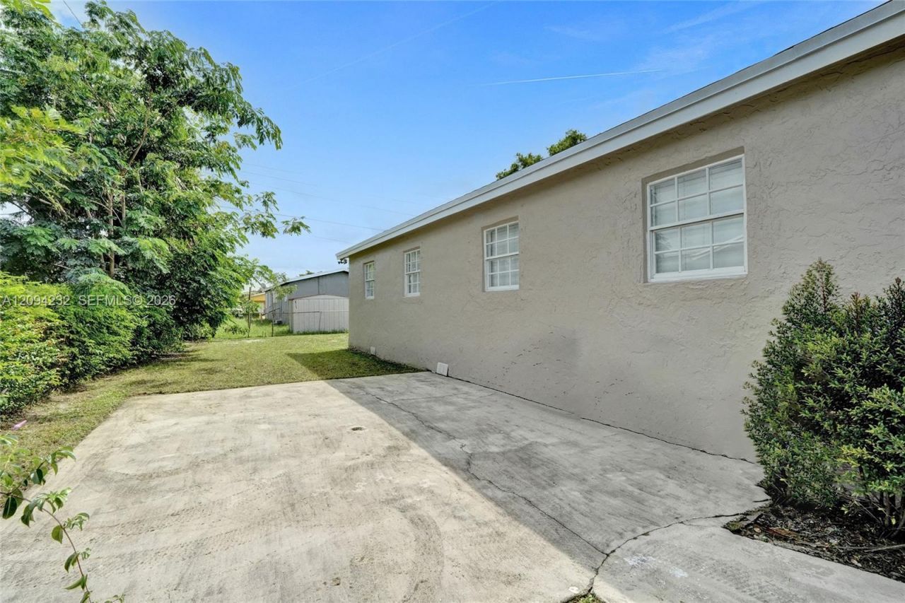 2910 NW 25th St, Fort Lauderdale, FL 33311 Photo